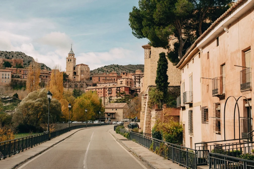 Albarracín, Espanha: Uma aldeia de conto de fadas que combina a estrutura medieval com a vida moderna, oferecendo casas de pedra históricas e uma paisagem encantadora.