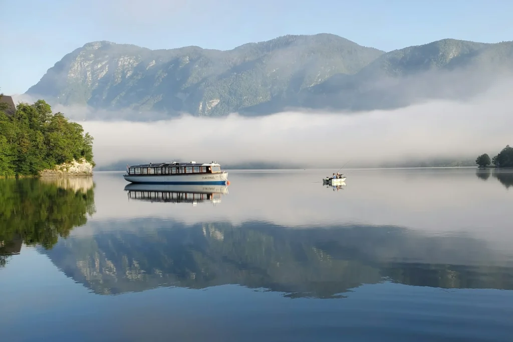 Bohinj-See, Slowenien – Eine bezaubernde Landschaft, umgeben von Morgendunst, dessen ruhige Gewässer Frieden spenden. Einer der bevorzugten Rückzugsorte für Naturliebhaber!