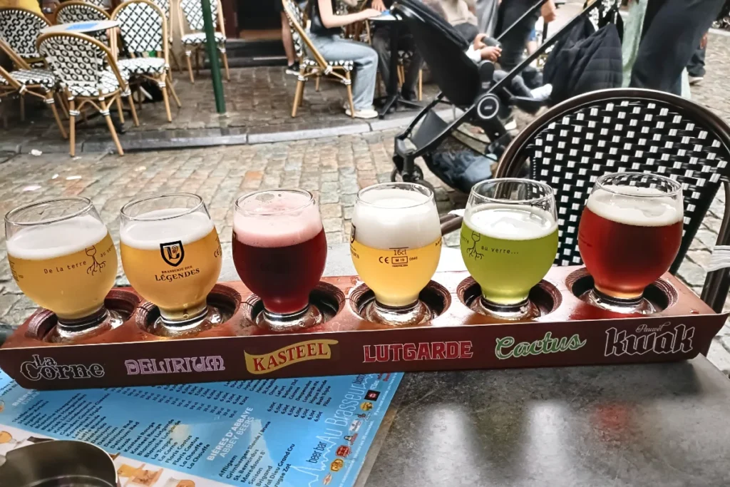 In einer berühmten belgischen Bierbar in Brüssel werden belgische Biere mit verschiedenen Aromen und Farben zum Probieren angeboten. Jedes bietet ein einzigartiges Erlebnis!