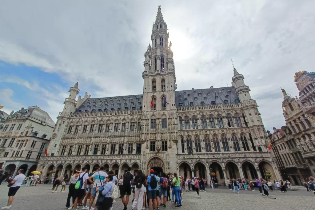 Der Grand Place im Herzen Brüssels, mit seiner eleganten gotischen Architektur und fesselnden Atmosphäre, ist einer der beeindruckendsten Plätze Europas und steht auf der UNESCO-Weltkulturerbeliste.