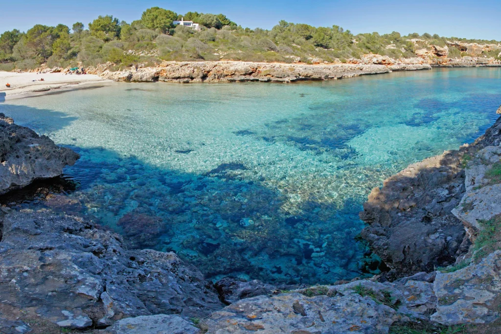 Cala Sa Nau, Mallorca – Mit kristallklarem türkisfarbenem Wasser und einer ruhigen Atmosphäre ein verstecktes Paradies. Einer der schönsten unentdeckten Strände Europas!