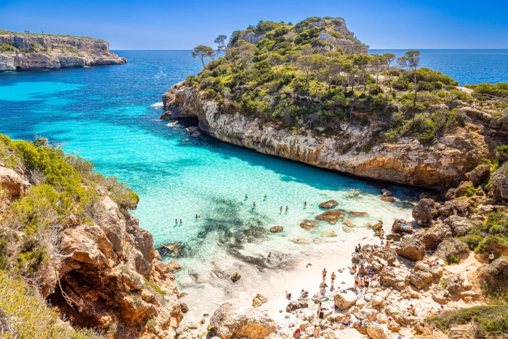 Calo des Moro, Mallorca – Mit postkartenwürdigen türkisfarbenen Gewässern und von Felsen umgeben ein verstecktes Paradies. Einer der beeindruckendsten Buchten Mallorcas!