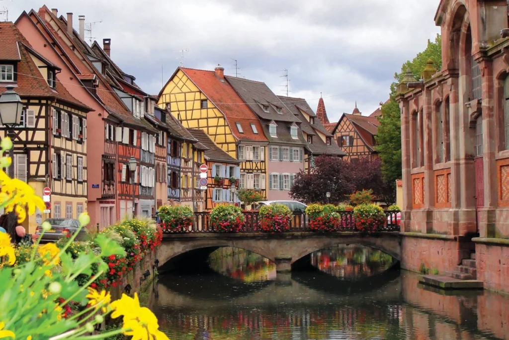 Glimmen langs de Kanalen van Colmar per Boot: Een Onvergetelijke Reis Onder Historische Bruggen.