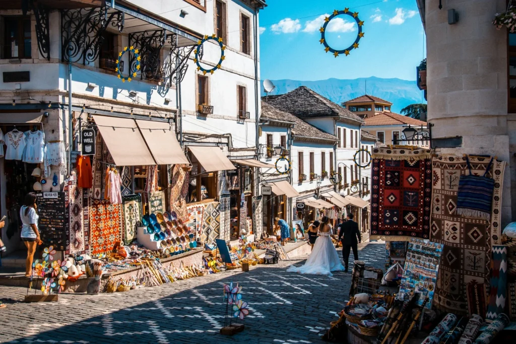 Gjirokastër, Albanien – Die Steinstadt, die mit ihren steinernen Gassen, traditioneller osmanischer Architektur und farbenfrohen Basaren eine faszinierende Zeitreise bietet.