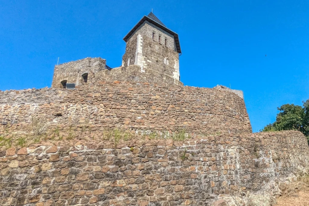 Castelo de Hollókő, Hungria: O símbolo da aldeia de Hollókő protegida pela UNESCO, oferecendo uma viagem ao passado com sua construção de pedra histórica.