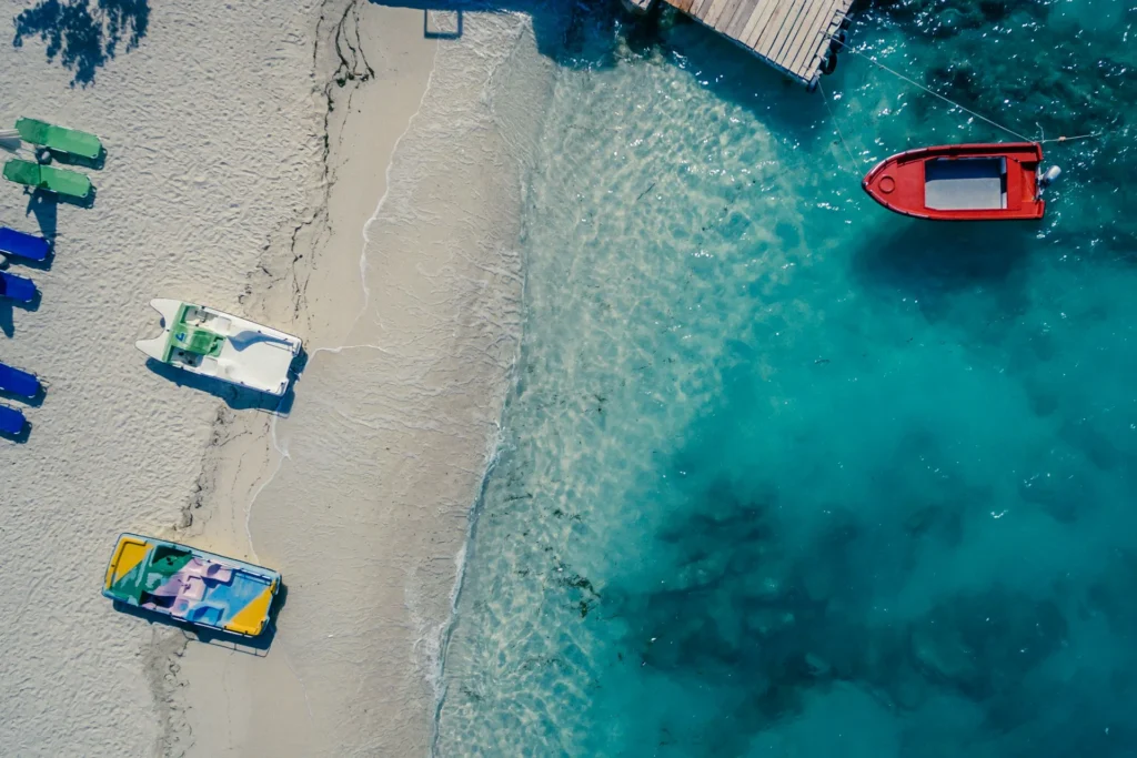 Ksamil, Albanien – Ein faszinierender Strand, an dem türkisfarbenes Wasser auf weißen Sand trifft. Diese Route, eines der verborgenen Paradiese Europas, ist ein ideales Ziel für Ruhesuchende!