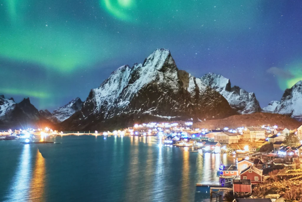 Lofoten-Inseln, Norwegen – Mit den bezaubernden Tänzen der Nordlichter, schneebedeckten Bergen und gemütlichen Fischerorten. Ein Traumziel für Naturliebhaber!