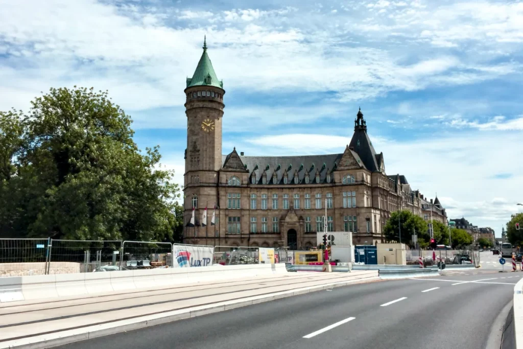 Die Adolphe-Brücke in der Stadt Luxemburg und das Gebäude La Banque et Caisse d'Épargne de l'État präsentieren die elegante Architektur und den historischen Charme des Landes.