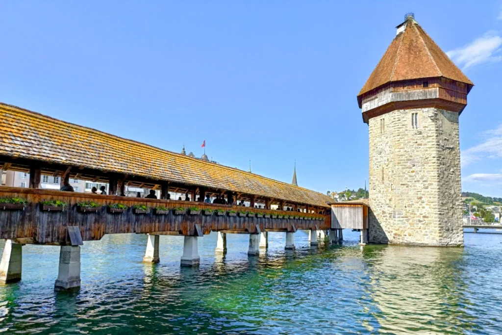 Die berühmte Kapellbrücke von Luzern, mit ihrer historischen Struktur und dem beeindruckenden Spiegelbild im Wasser, ist eines der ikonischsten Wahrzeichen der Schweiz.