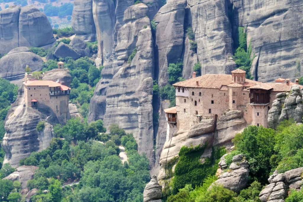 Meteora, Griechenland – Faszinierende Klöster, die auf Felsformationen thronen und sich in den Himmel erheben. Ein unvergessliches Erlebnis dank der großartigen Harmonie von Geschichte und Natur!