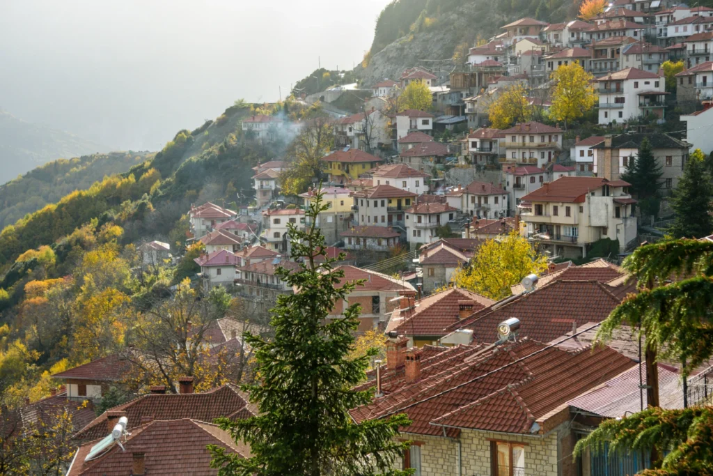 Metsovo, Grécia: Uma aldeia grega autêntica, conhecida por suas casas de pedra tradicionais e paisagens montanhosas.