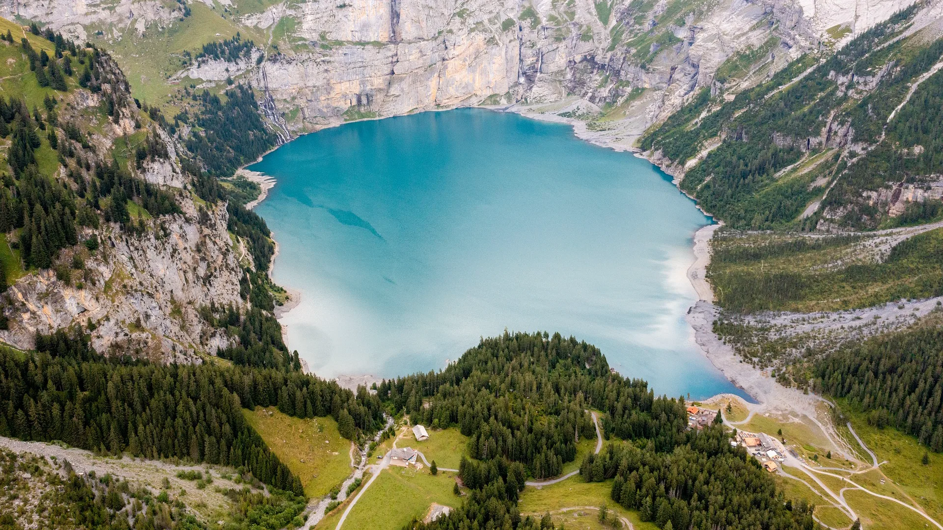 Oeschinensee: İsviçre Alpleri'nin Saklı Cenneti