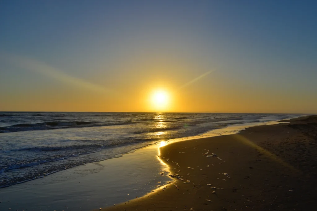 Plage de l'Espiguette, Frankreich – Mit endlosen Sanddünen und unberührter Natur gehört dieser Strand zu den wildesten Europas. Bei Sonnenuntergang bietet er atemberaubende Ausblicke!