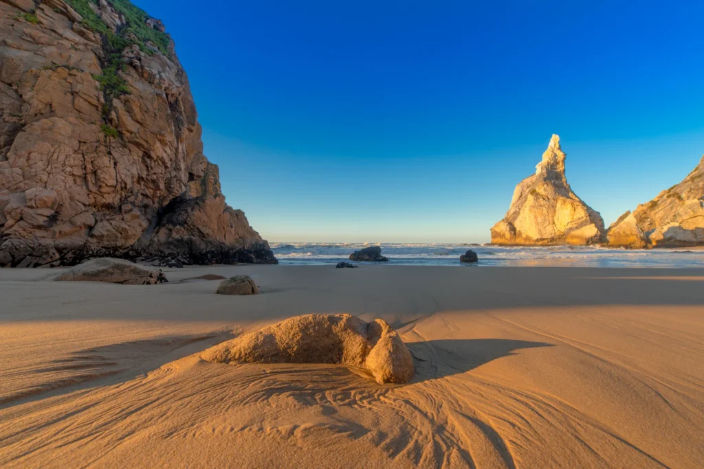 Praia da Ursa, Portugal – Mit einzigartigen Felsformationen und wilder Schönheit ist dieser Strand einer der beeindruckendsten versteckten Strände Europas. Ein Zufluchtsort inmitten der Natur!