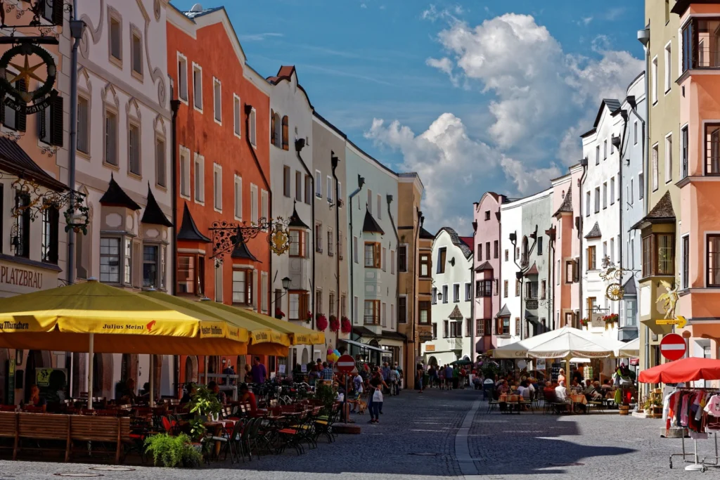 Rattenberg, Áustria: A menor cidade da Europa, conhecida por seus edifícios históricos coloridos e sua arte em vidro.