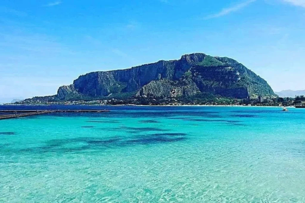 San Vito Lo Capo, Sicilya’nın turkuaz suları ve beyaz kumlu plajlarıyla Akdeniz’in Karayipleri olarak bilinen büyüleyici bir tatil noktası. Muhteşem dağ manzarasıyla birleşen huzurlu atmosferi, doğa severler için bir cennet sunuyor.