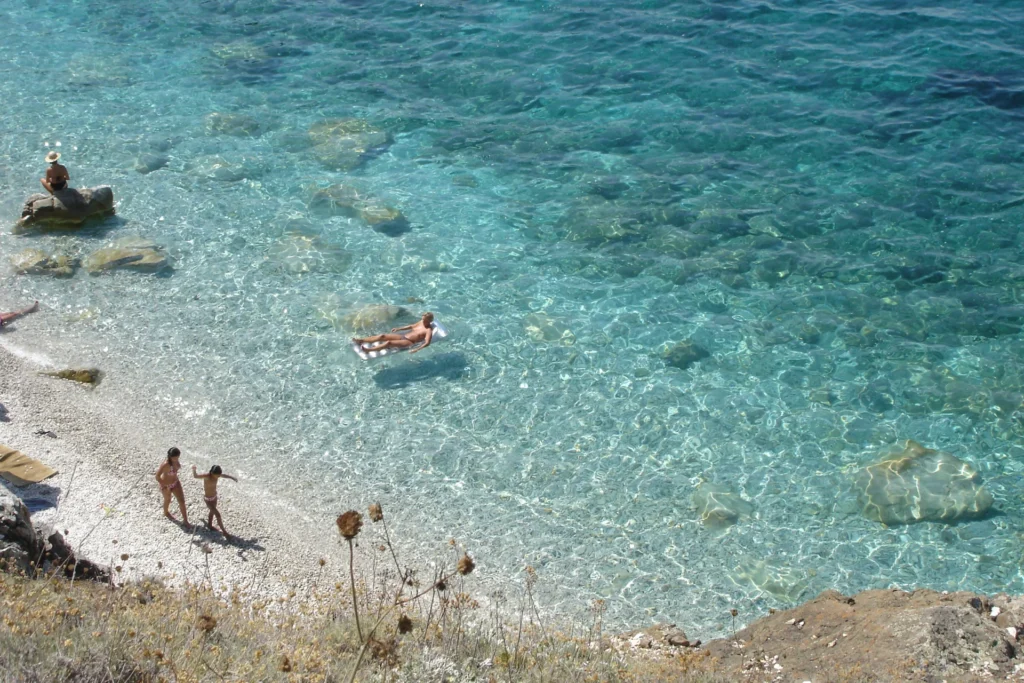 Spiaggia di Sansone, Elba – Dieses versteckte Paradies mit Italiens kristallklarstem Wasser, schneeweißen Kieselsteinen und türkisfarbenem Meer ist ein ruhiger Zufluchtsort!