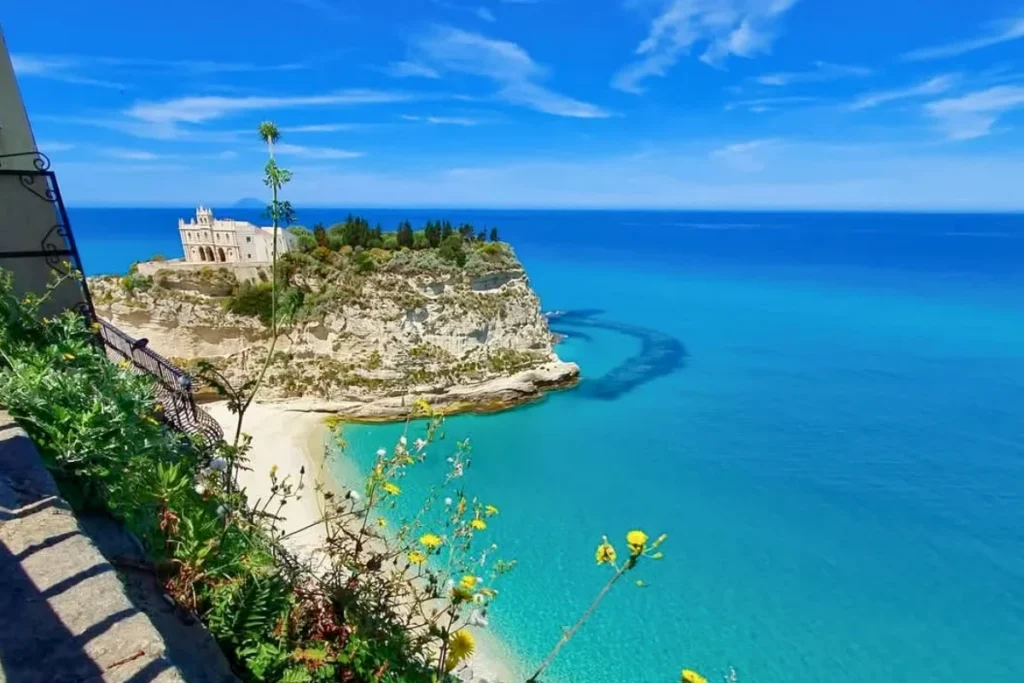 Tropea, mit dem berühmten Santa Maria dell’Isola Kloster und seinem atemberaubenden Blick auf das türkisfarbene Meer, bietet in der Region, die als 'Küste der Götter' bekannt ist, ein faszinierendes Erlebnis.