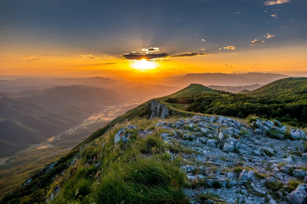 Während einer Wanderung im Vipava-Tal ist es möglich, diese faszinierende Aussicht einzufangen, die mit den goldenen Tönen des Sonnenuntergangs geschmückt ist.